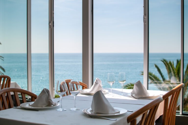 la cucanya, mesa con vistas al mar